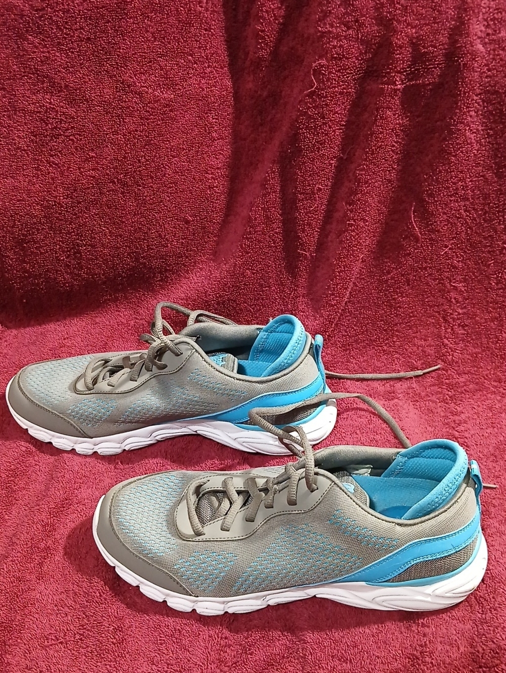 Cheeks Fit Body Size 9 Gray and Blue Athletic Sneakers Lightly Used